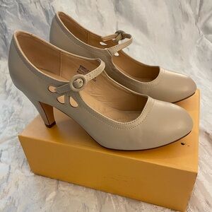 Chase + Chloe Comfort Mary-Jane pumps. Nude.